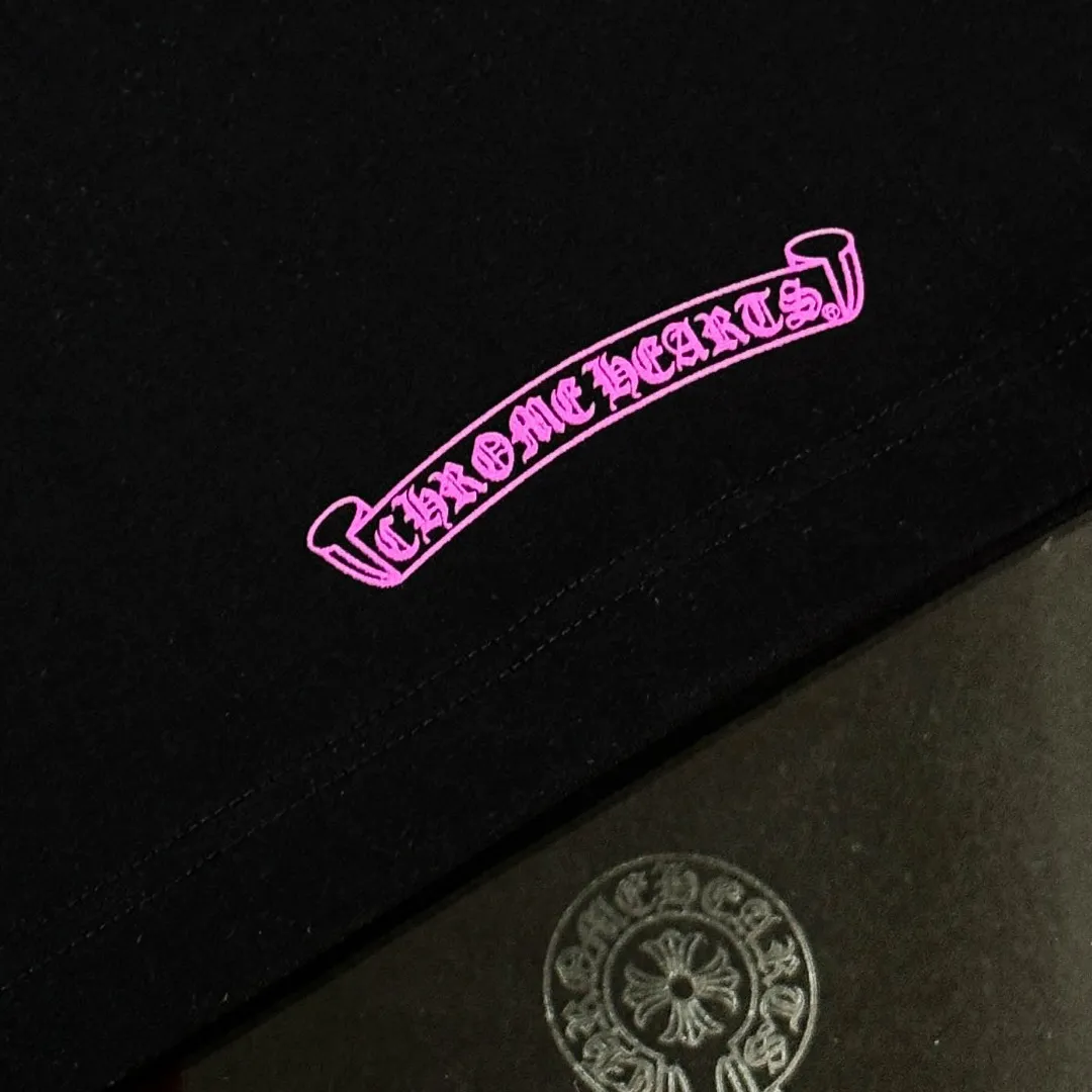 P170 Chrome Hearts Chrome Hearts 25 high version. The fabric is made of 300 grams of high-density pure cotton. It does not deform or shrink. It has three complete labels. It is the same style for men and women. Technology: thick silicone printing. Color: three colors. SIZE: S-XL.